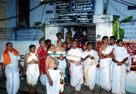 Devotees at Uttardi Mutt